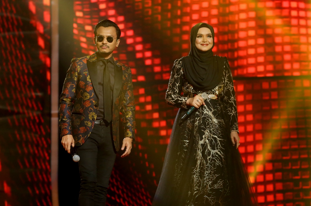 Astro Comms Persembahan pembukaan oleh juri tetap, Datuk Seri Siti Nurhaliza dan Faizal Tahir.
